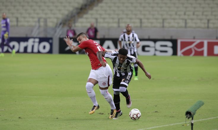 Lateral esquerdo Rafael Carioca divide a bola com o defensor do Inter