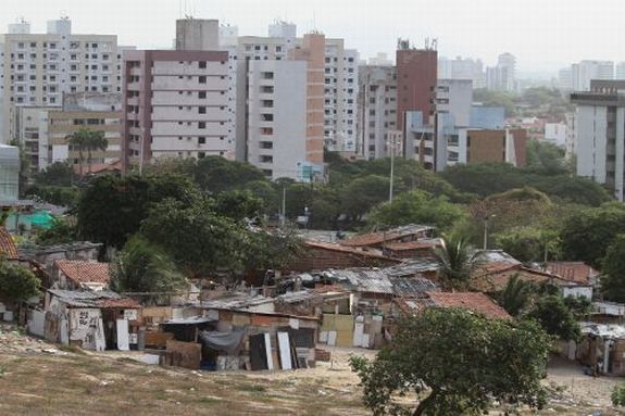 Resultado de imagem para O crescimento da renda da população mais pobre no Brasil entre 2001 e 2015 não foi insuficiente para reduzir a desigualdade.