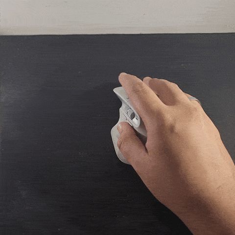 Logitech MX Master 3S tem acabamento emborrachado na parte superior e plástico na inferior