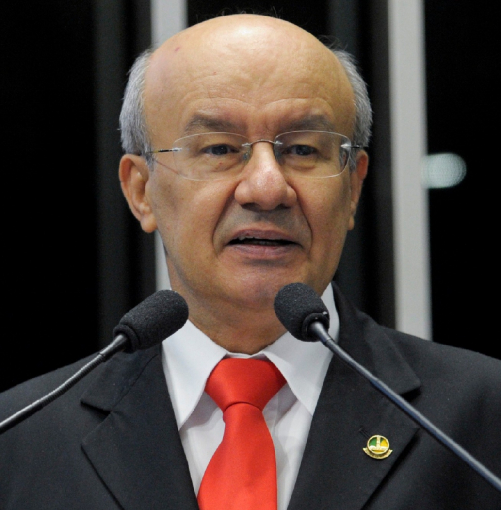 Sessão especial em homenagem aos 40 anos da Universidade de Fortaleza (Unifor)...Em discurso na tribuna do plenário do Senado, senador José Pimentel (PT-CE).(Foto: divulgação)