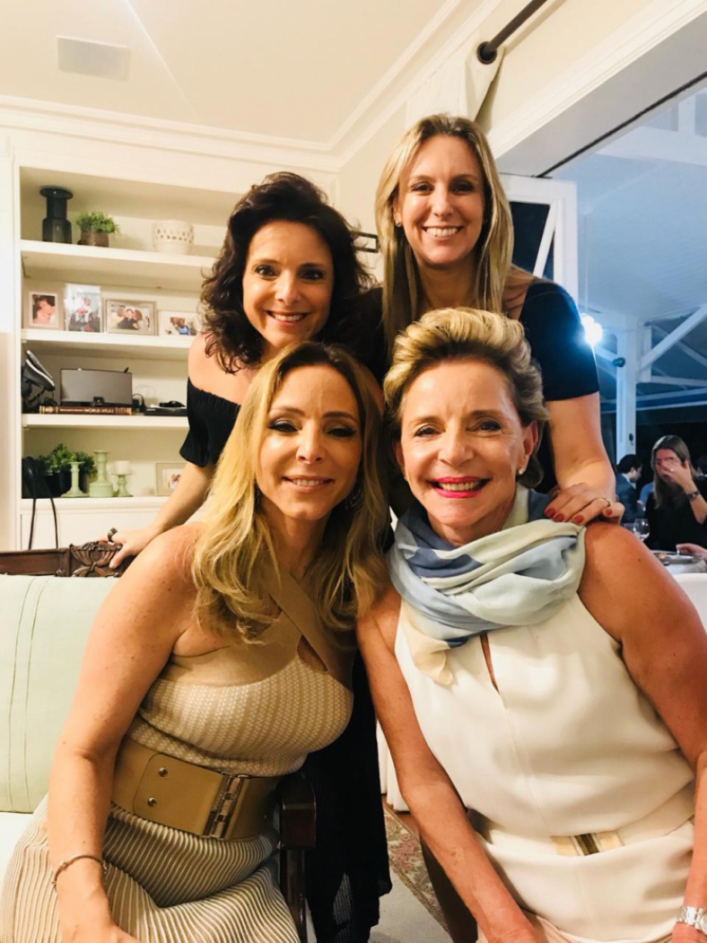 Mabruk para Ana Paula Cateb. Compondo o clic, Claudete Chammas Daud, Daniela Malouf, irmã, e Fernanda Daud, cunhada
 (Foto: divulgação )