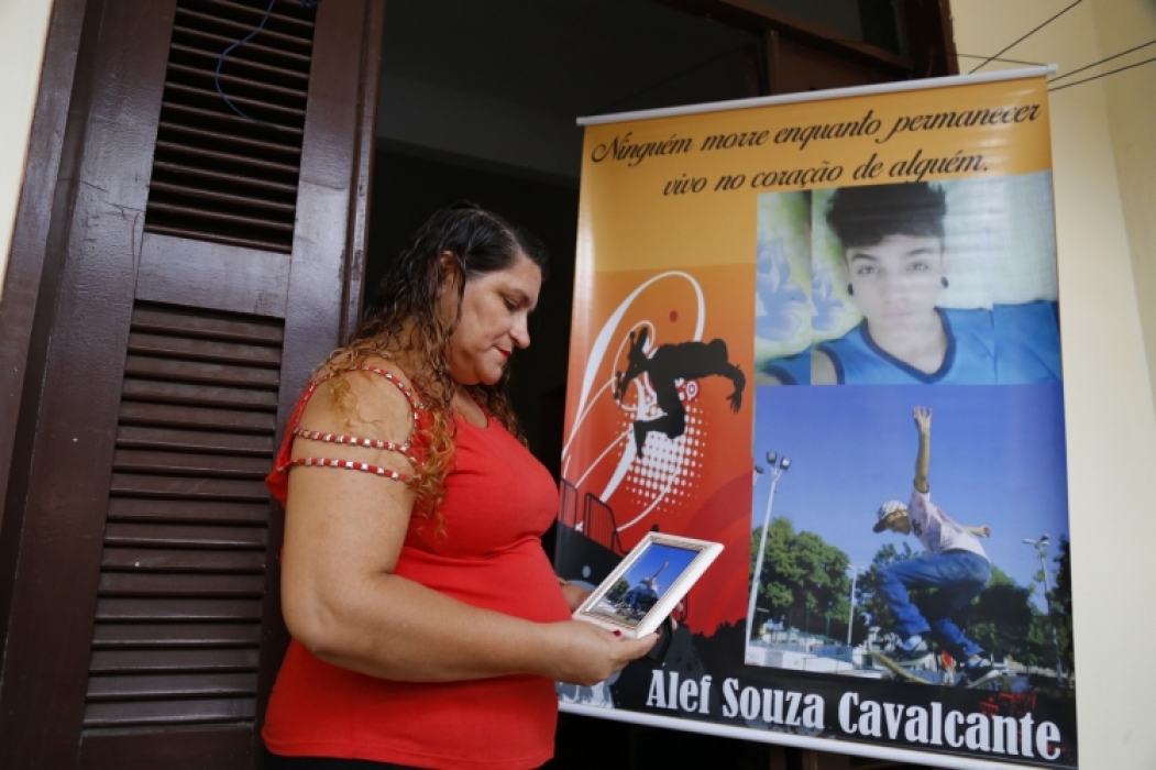  Edna Carla Souza Cavalcante,46, militante e mãe do Álef de Souza Cavalcante, uma das vítimas morta na chacina da Grande Messejana (Foto:  Tatiana Fortes)