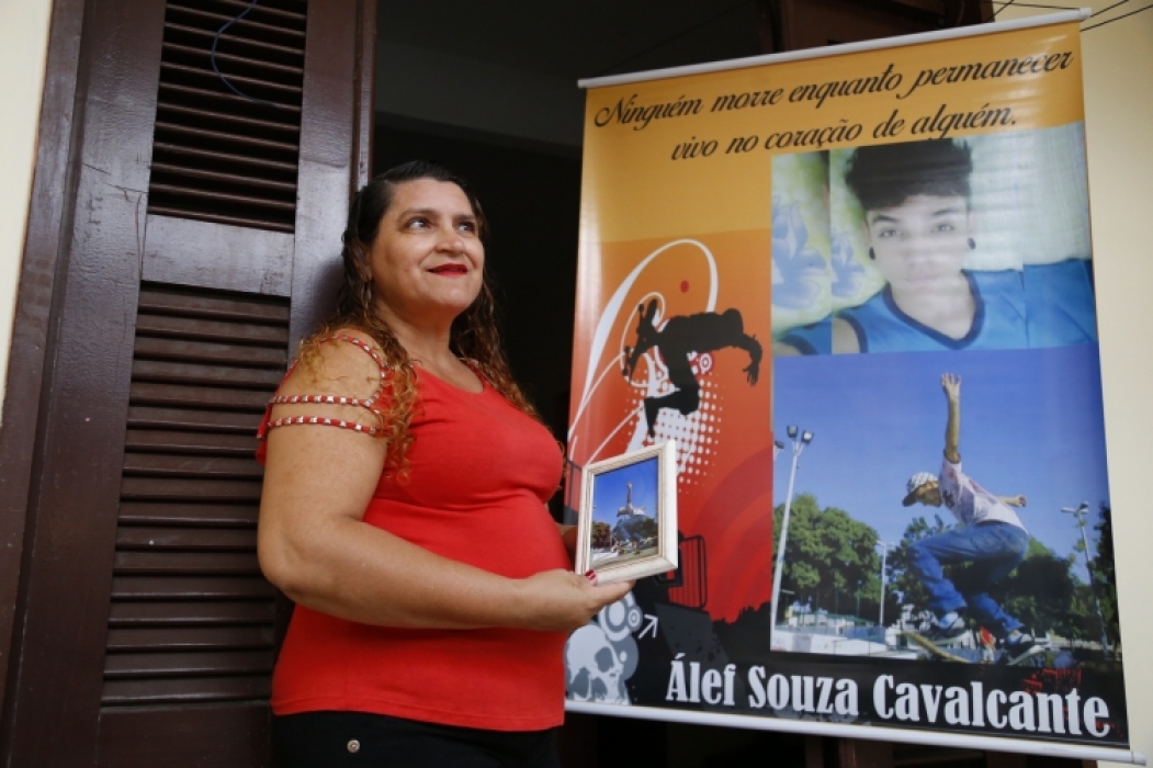 Edna Carla Souza Cavalcante,46, militante e mãe do Álef de Souza Cavalcante, uma das vítimas morta na chacina do Curió(Foto:  Tatiana Fortes)