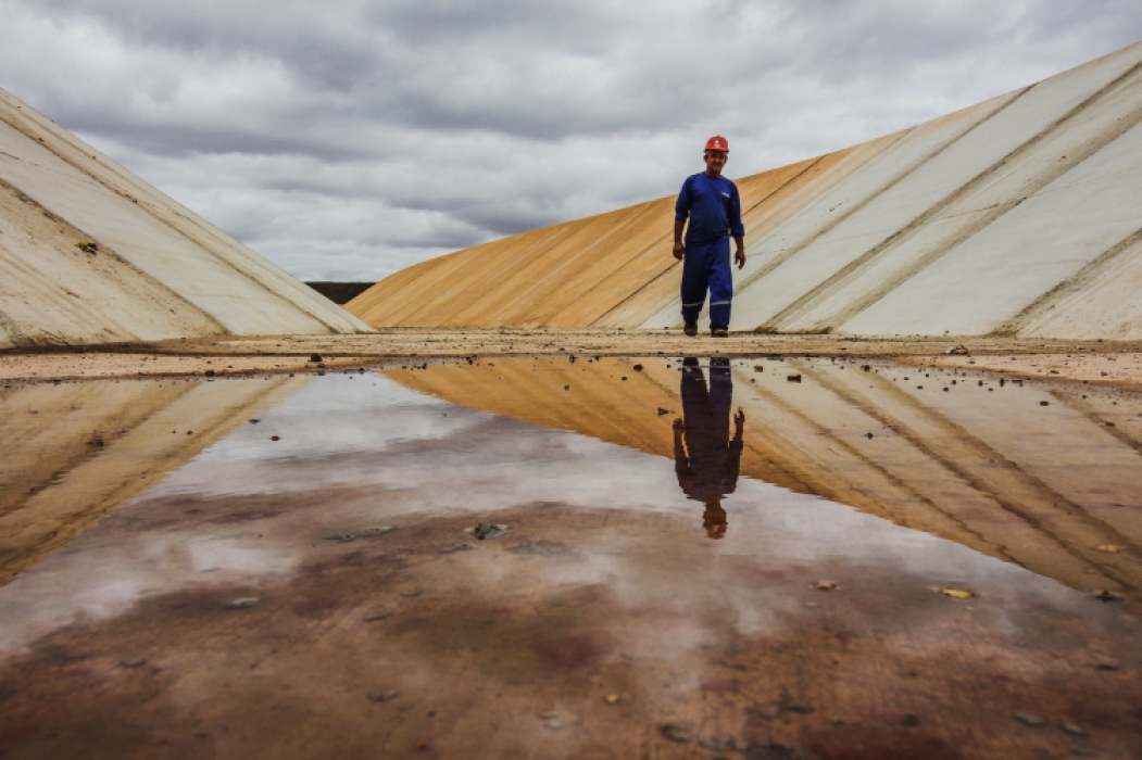 Fortaleza, CE, Brasil, 25-07-2017: Obras de construÃ§Ã£o dos canais do CinturÃ£o das Ã.guas passam por Jati, municÃ­pio do estado do CearÃ¡, para chegar atÃ© o AÃ§ude CastanhÃ£o.  (Foto: Mateus Dantas)