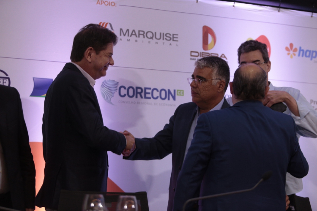 Cid Gomes e Luis Eduardo Girão se cumprimentaram em 2018 - hoje as relações não andam boas (Foto: AURELIO ALVES)