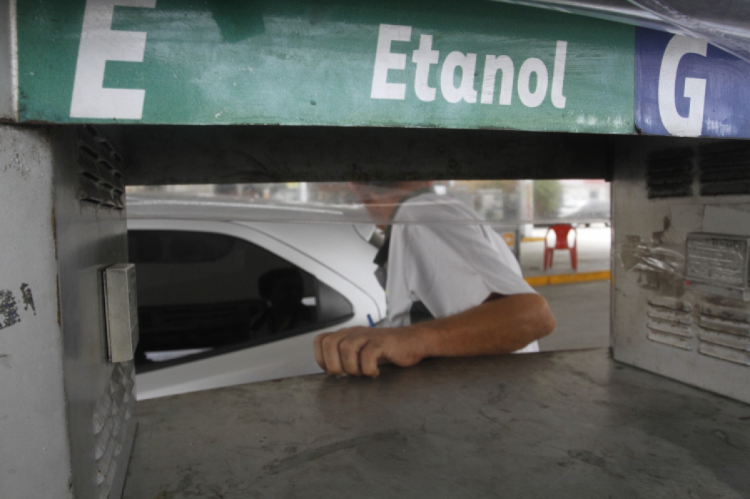 Abastecimento de veículos com etanol. (Foto: Evilázio Bezerra/O POVO) (Foto: Evilázio Bezerra)