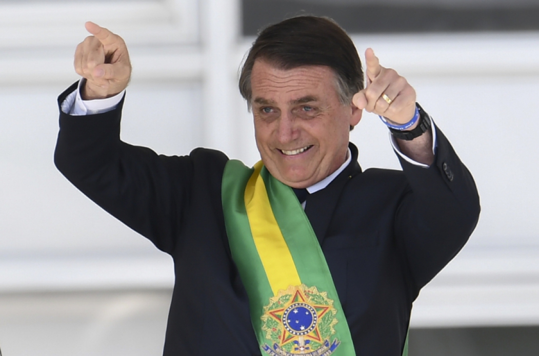 Brazil's new president Jair Bolsonaro gestures after receiveing the presidential sash from outgoing Brazilian president Michel Temer (out of frame), at Planalto Palace in Brasilia on January 1, 2019. - Bolsonaro takes office with promises to radically change the path taken by Latin America's biggest country by trashing decades of centre-left policies. (Photo by EVARISTO SA / AFP) POL 15.05.2020 (Foto: EVARISTO S&Aacute;/ AFP)