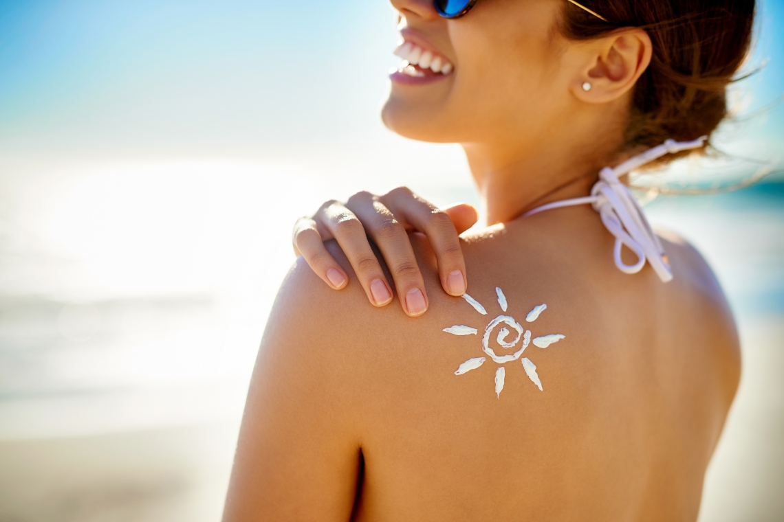Cropped shot of a young woman posing with suntan lotion on her shoulder (Foto: Getty Images)