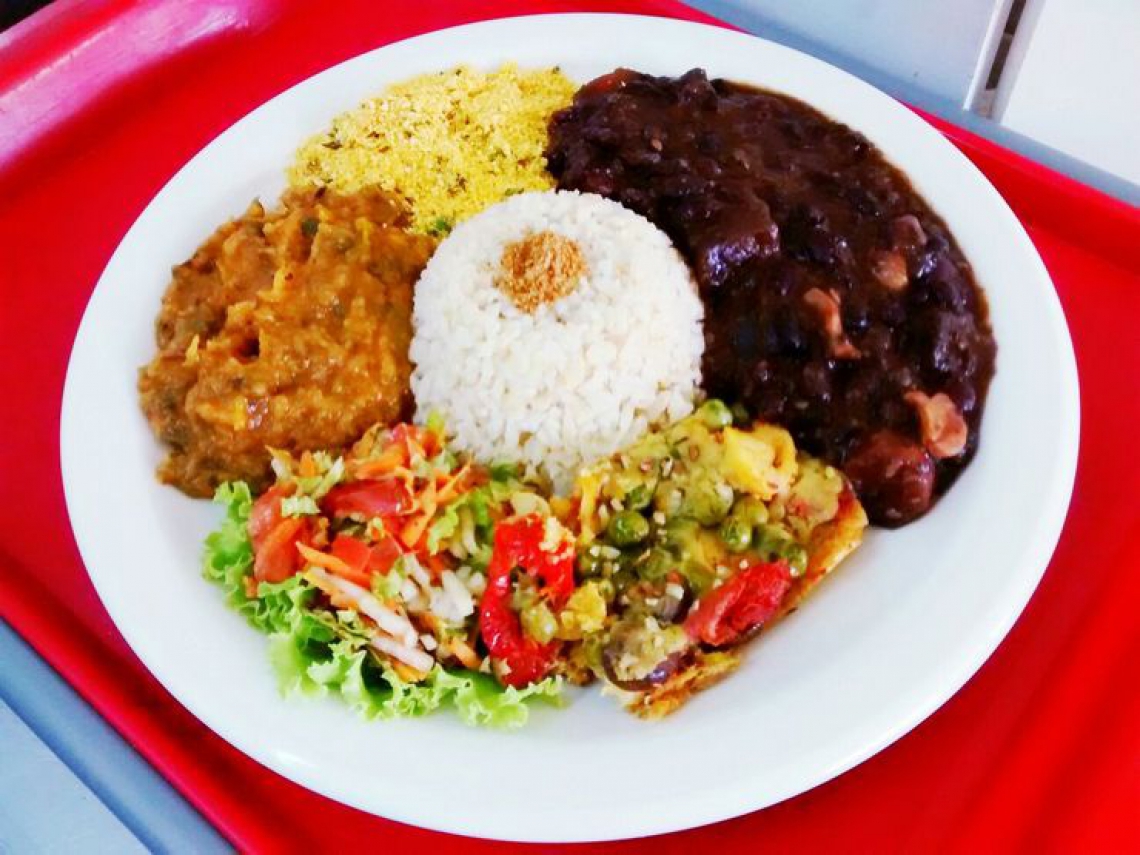 O prato de almoço do Mandir, composto por arroz integral, sala crua e variações de leguminosas, custando R (Foto: Divulgação) (Foto: Divulgação)
