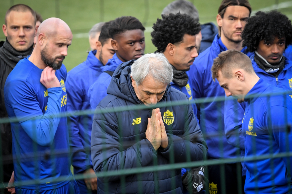 ￼ Treinador Vahid Halilhodžić, do Nantes, reúne time para homenagear Emiliano Sala.   (Foto: LOIC VENANCE / AFP)