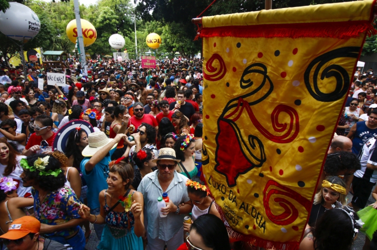 FORTALEZA, CE, BRASIL, 10-02-2018: Foliões fantasiados brincam no bloco Luxo da Aldeia. Carnaval 2018 - Bloco Luxo da Aldeia na praça da Gentilândia, no Benfica. (Foto: Mateus Dantas/O POVO)