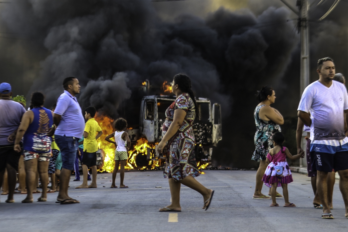 FORTALEZA, CE, BRASIL,  03-01-2019: Camião da Ecofor e veículo particular foram incendiados em comunidade do Conjunto Palmeiras. (Foto: Alex Gomes/O Povo) (Foto: ALEX GOMES)