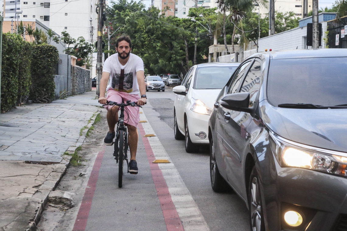 ￼O ENGENHEIRO Felipe Alves trocou o carro pela bicicleta há seis anos (Foto: ALEX GOMES/especial para o povo)