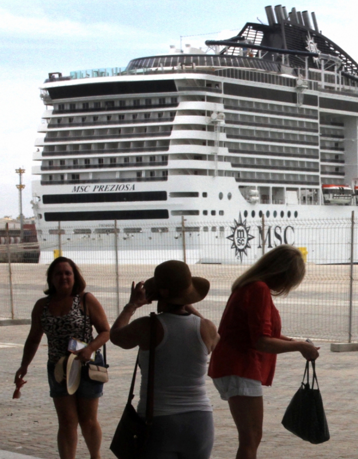 Movimentação de turistas e ao fundo navio de cruzeiro no terminal marítimo do Mucuripe. Turistas estrangeiros e brasileiros, embarcam e desembarcam no Terminal Marítimo de Passageiros de Fortaleza, no Mucuripe.  (Foto: O POVO)