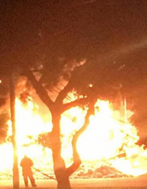 O caminh&atilde;o foi incendiado por volta das 2h55 da madrugada