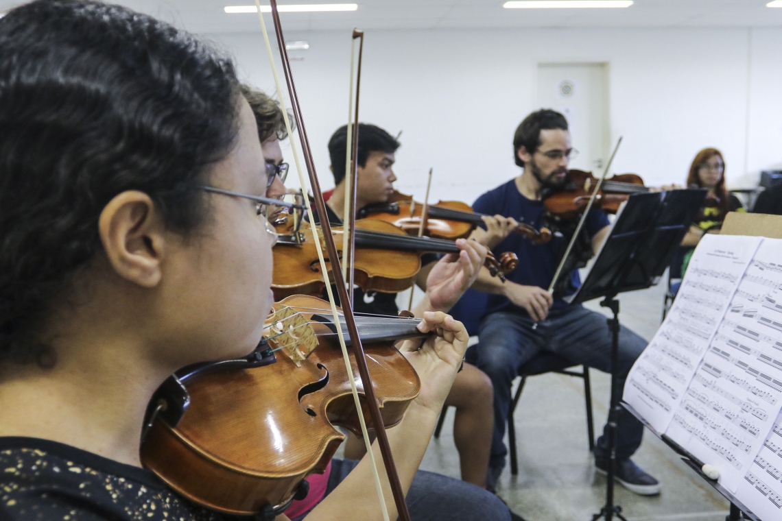 ￼CURSO de violino e viola é gratuito, mas alunos precisam possuir o instrumento (Foto: ALEX GOMES/ ESPECIAL PARA O POVO)