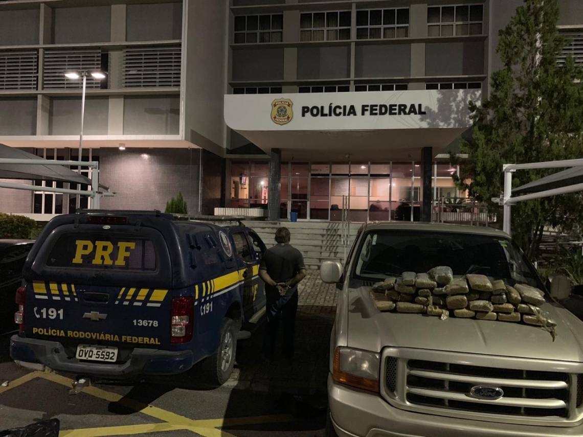 O homem, a droga e o veÃ­culo foram encaminhados Ã  PolÃ­cia Federal (Foto: divulgaÃ§Ã£o/ PolÃ­cia RodoviÃ¡ria Federal)