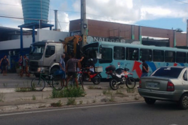 Ônibus e caminhão se chocaram na avenida Godofredo Maciel (Foto: via WhatsApp)(foto: (Foto: via WhatsApp O POVO))