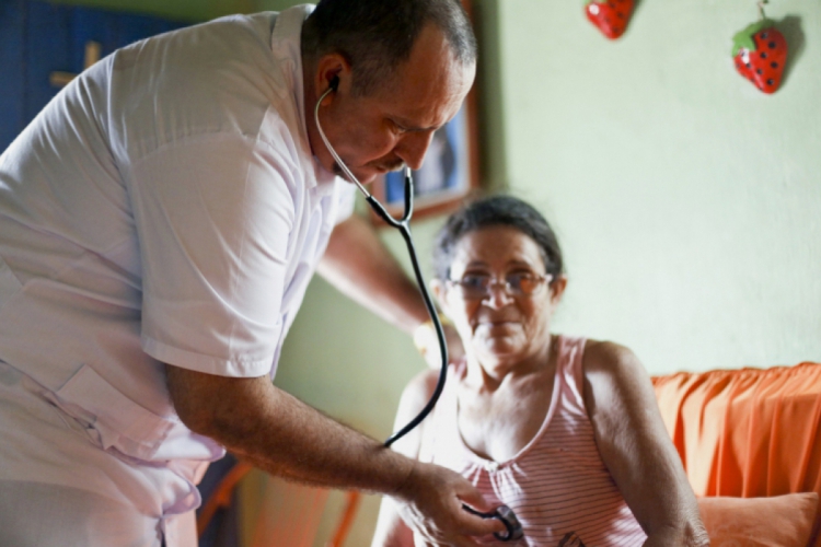 ￼Médico cubano em atendimento, na cidade de Reriutaba