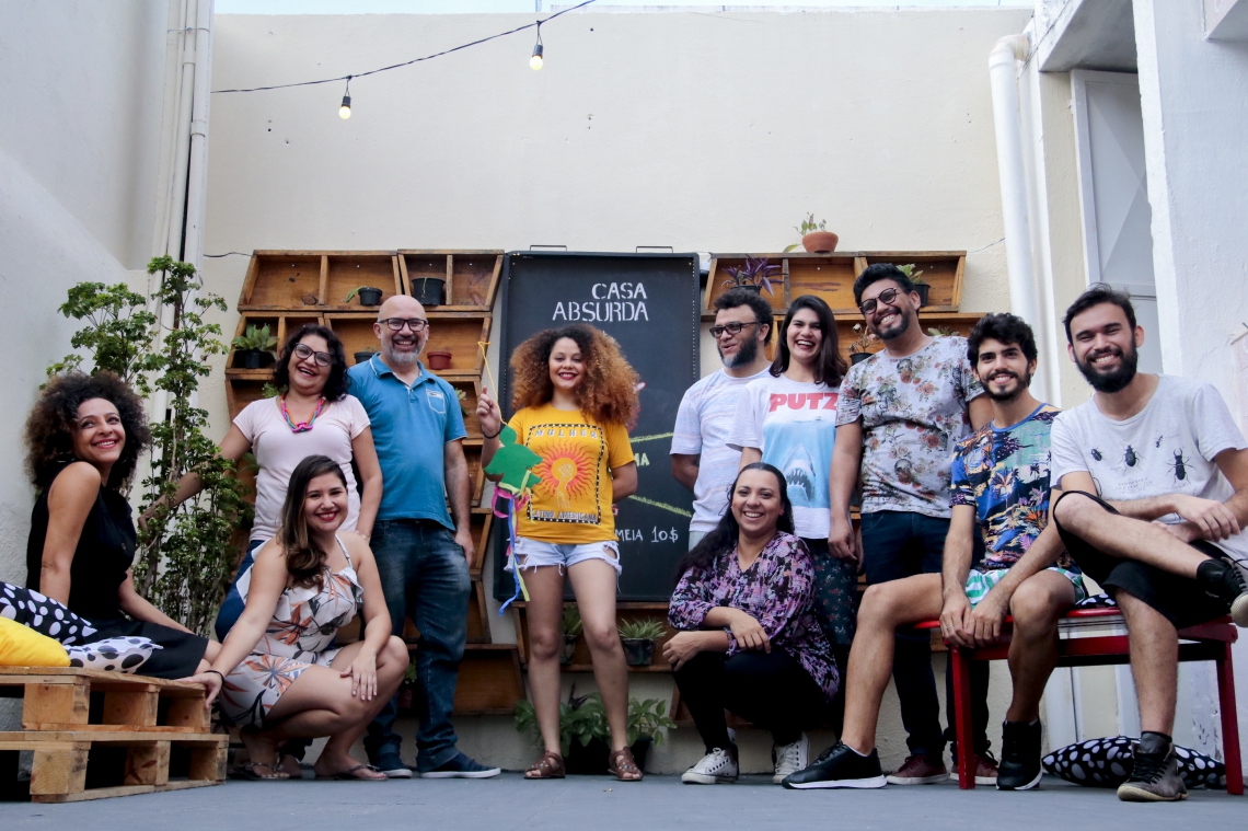 Membros que compõem os grupos Pavilhão da Magnólia e Cia. Prisma de Artes fazem a Casa Absurda (Foto:  fotos julio caesar)