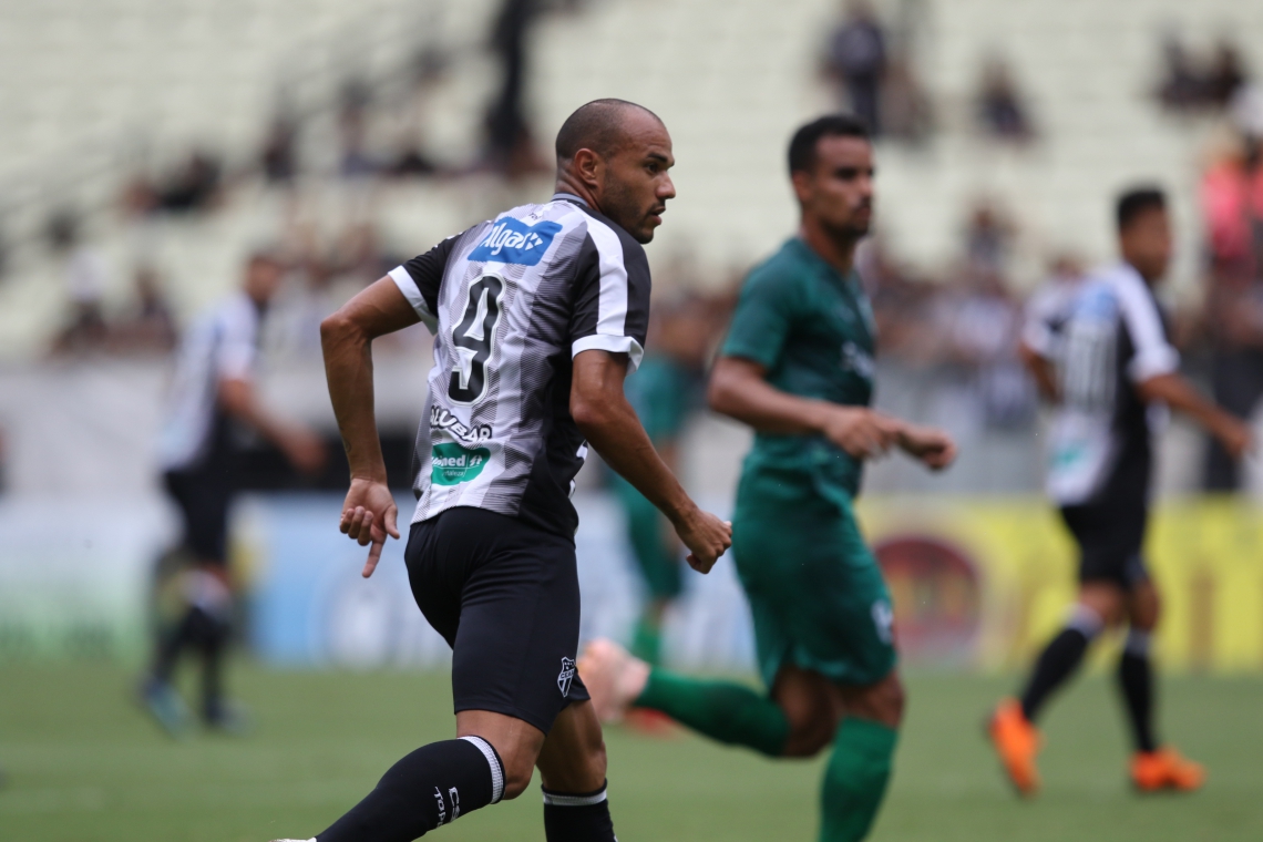 ￼ROGER pode ganhar vaga no comando do ataque alvinegro diante do Altos (Foto: Mateus Dantas)