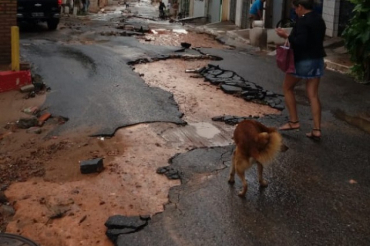 Força das águas da chuva em Tianguá danificaram o asfalto. (Foto: via WhatsApp O POVO)
