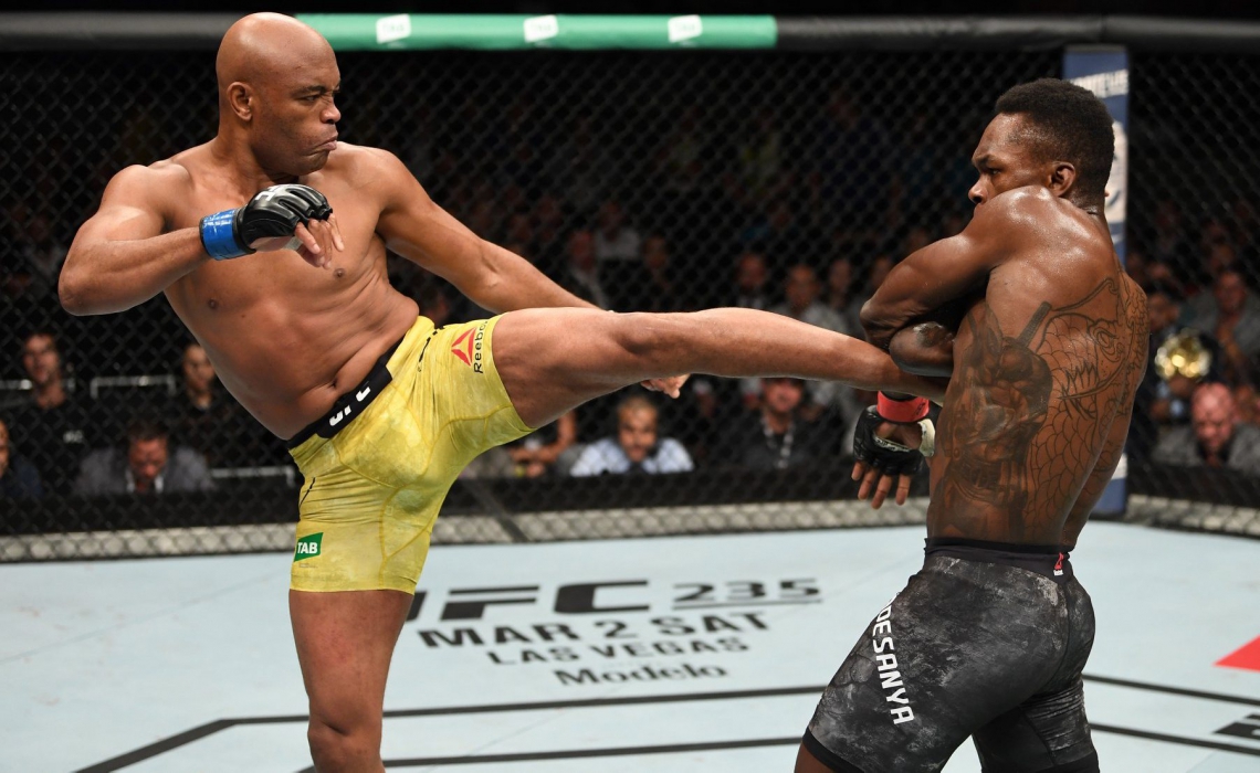 Anderson Silva foi derrotado por Israel Adesanya na decisão dos juízes pelo UFC 234 (Foto: Divulgação/UFC)