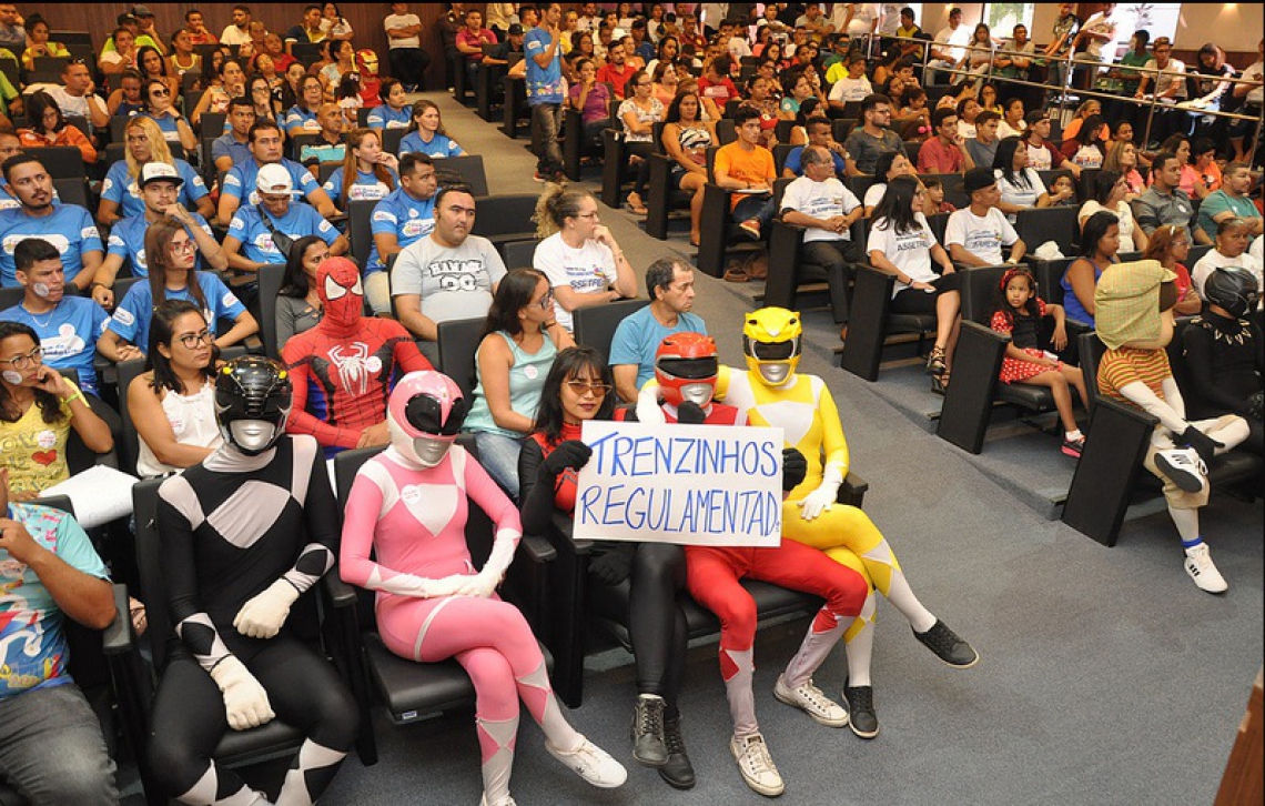 ￼Fantasiados, animadores ocuparam o auditório 
da Câmara (Foto: (Divulgação / CMFor))