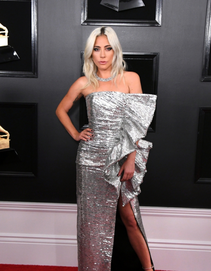 Mulher prateada - Lady Gaga usou um lindo colar da coleção Tiffany Blue Book no tapete vermelho do 61º Grammy Awards. O look é Celine - desejo! (Foto: AFP)