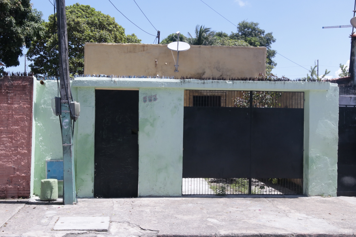 Endereço que seria da gráfica contratada pela candidata, no bairro Vila Pery, é uma residência (Foto: Gustavo Simão/Especial para o POVO)
