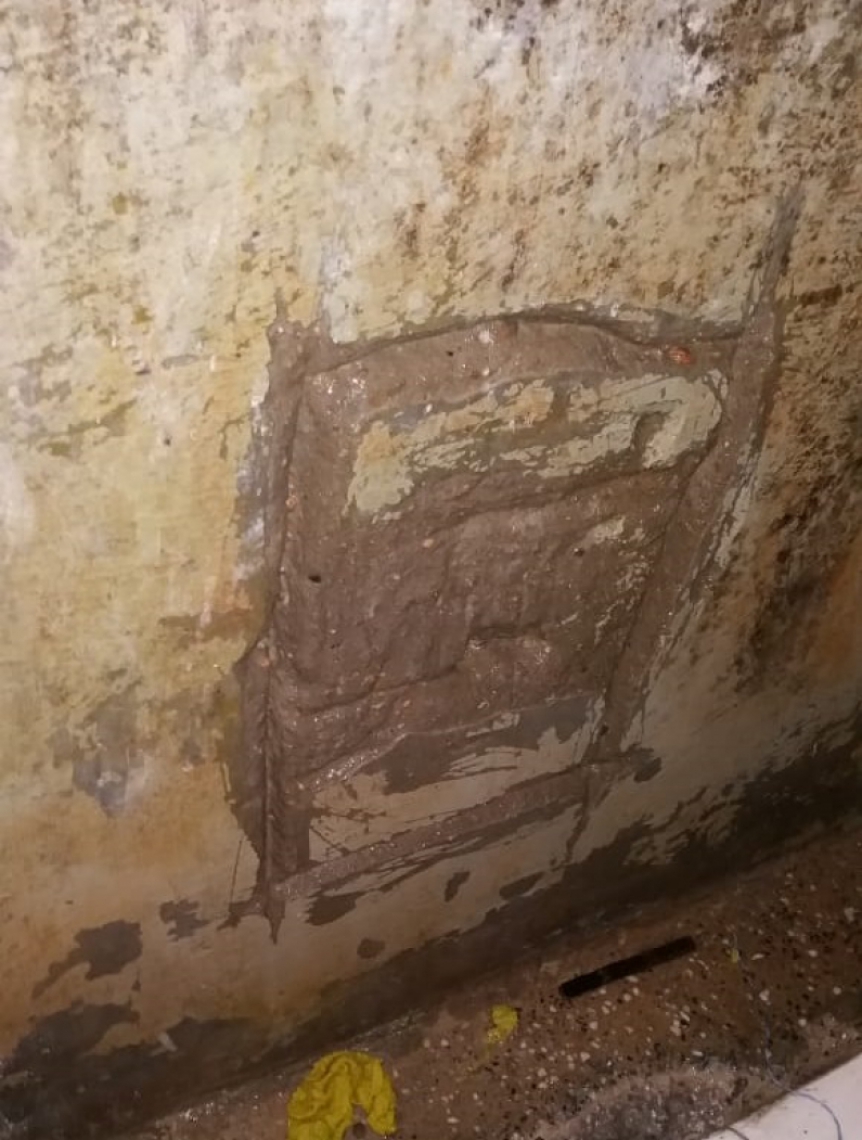 A parede já estava sendo danificada há três dias quando os agentes da Delegacia perceberam a ação