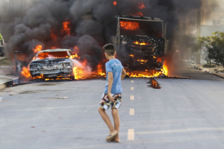 Veículos foram incendiados ontem no Conjunto Palmeiras. (Alex Gomes/Especial para O POVO)(foto: ALEX GOMES/ESPECIAL PARA O POVO)
