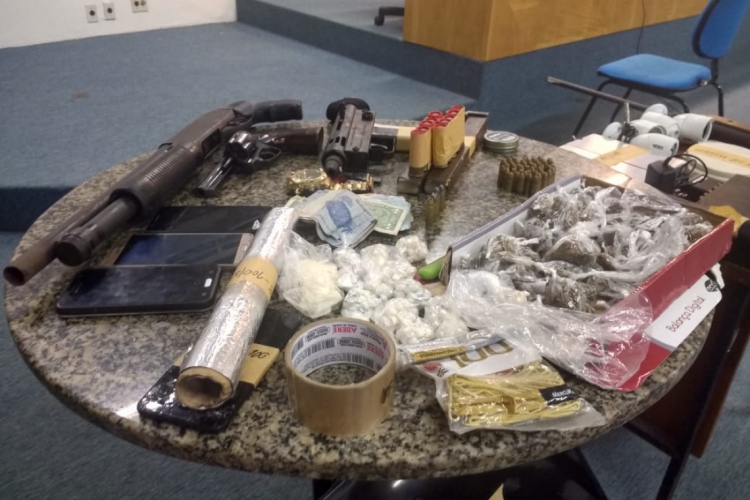 Com a dupla foi apreenda drogas, armamento e cédulas de dinheiro em real e dólar. (Foto: Israel Gomes/Especial para O POVO)