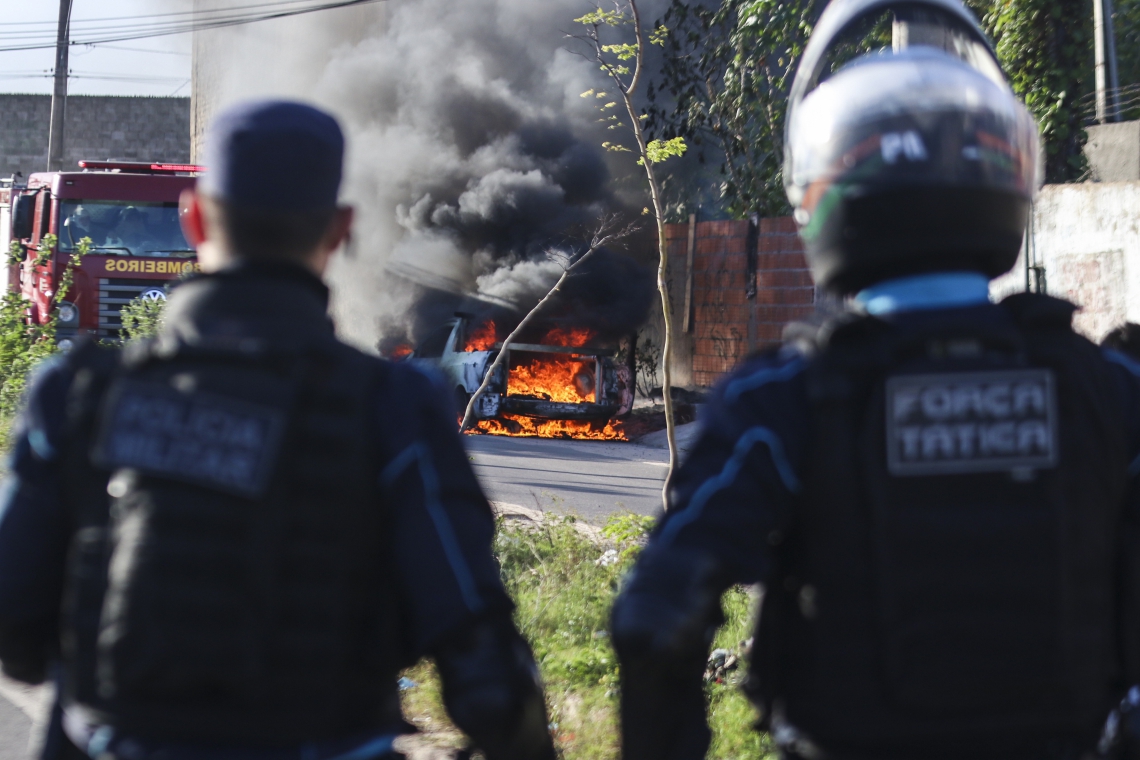 Veículo incendiado por facções na comunidade da Babilônia, em Fortaleza (Foto: ALEX GOMES, em 4/1/2019)