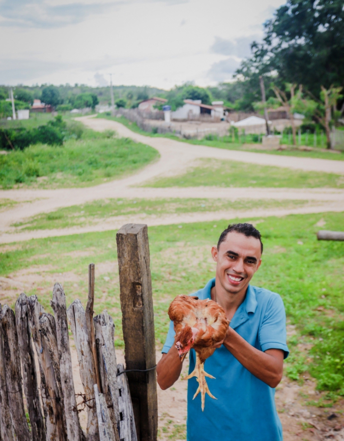 Francisco Heitor Vieira tem criação de galinha caipira em Pentecoste. (Foto: Mateus Dantas / O POVO) (Foto: Mateus Dantas)