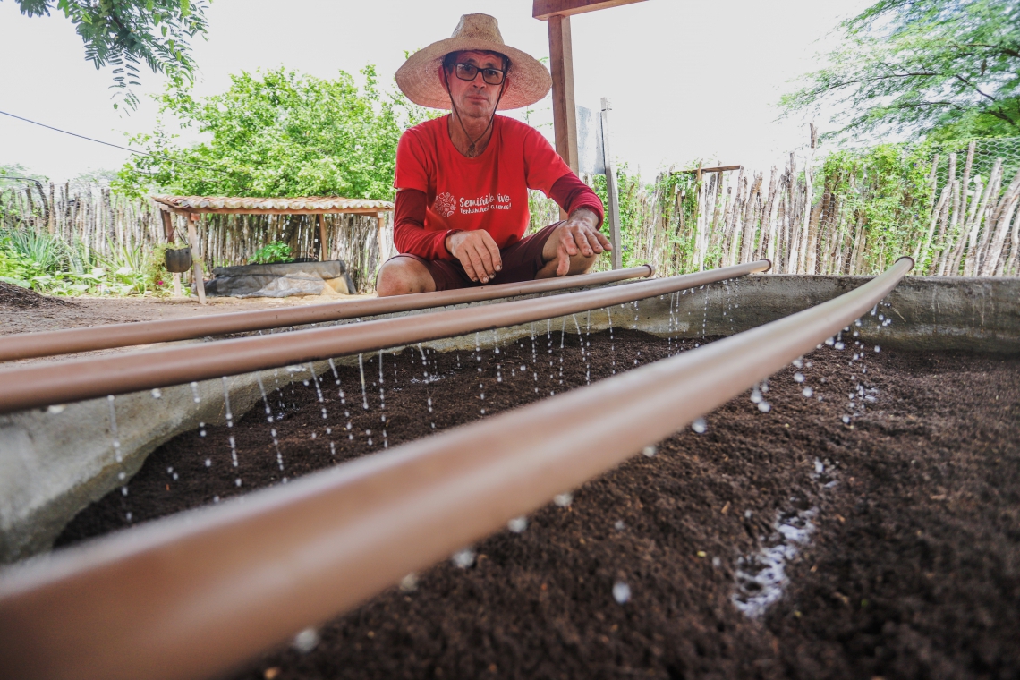 Francisco Linhares, agricultor, fala sobre a sua produção de hortaliças e a reutilização do esgoto doméstico. (Foto: Mateus Dantas / O POVO) (Foto: Mateus Dantas)