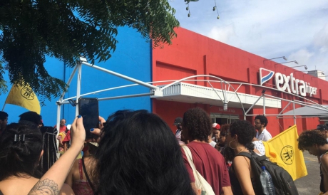 Jovens fazem ato contra morte de jovem no Rio de Janeiro