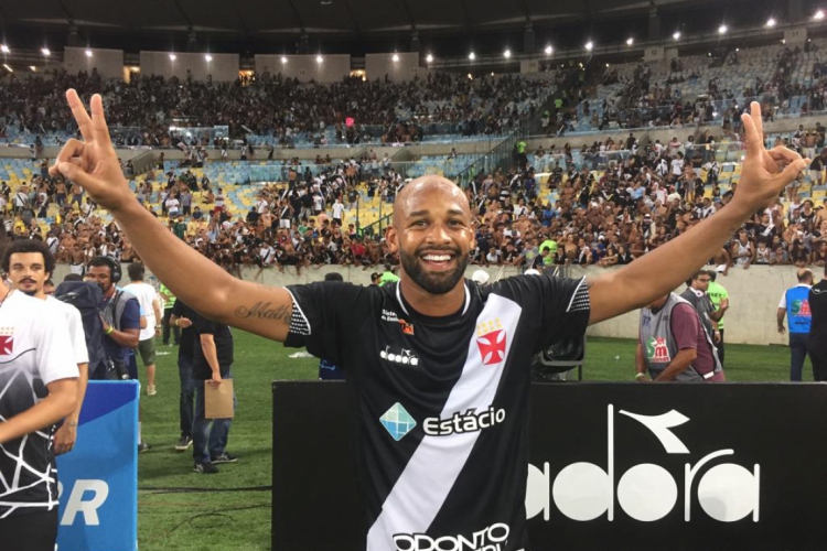 Felipe Bastos celebra a conquista com a torcida. Foto: Carlos Gregório Jr/Vasco