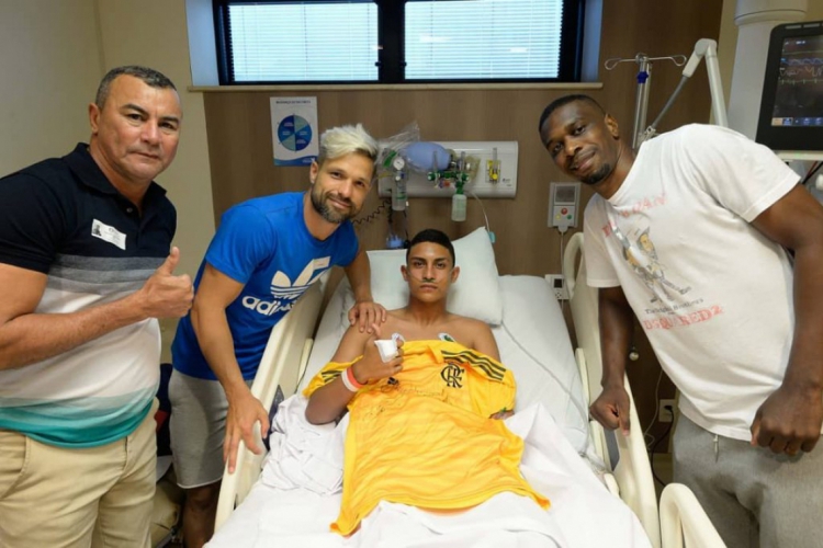 ￼ENQUANTO esteve internado, Dyogo recebeu a visita de jogadores profissionais do Flamengo