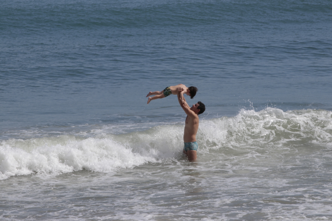￼HÉLDER Vasconcelos, 36, costuma levar o filho Levi para banho de mar (Foto: Fotos Gustavo Simão/ Especial para O POVO)