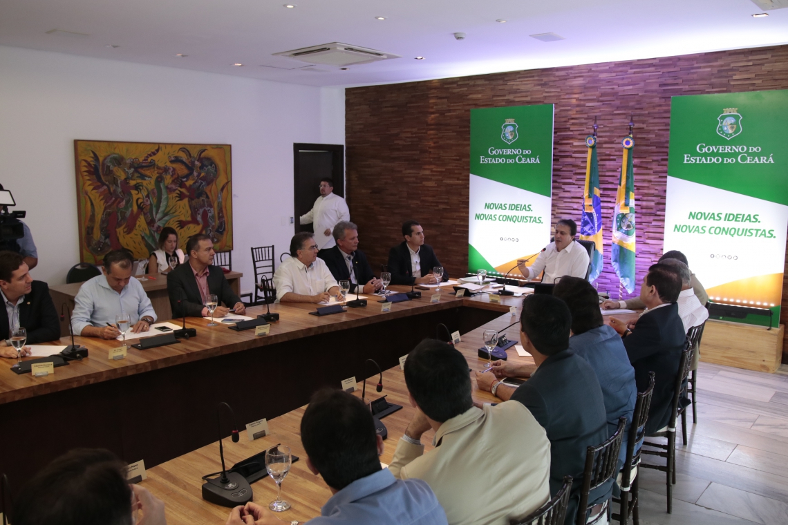 ￼TREZE dos 22 parlamentares da bancada federal do Ceará se reuniram ontem com o governador (Foto: Gustavo Simão/ Especial para O POVO)