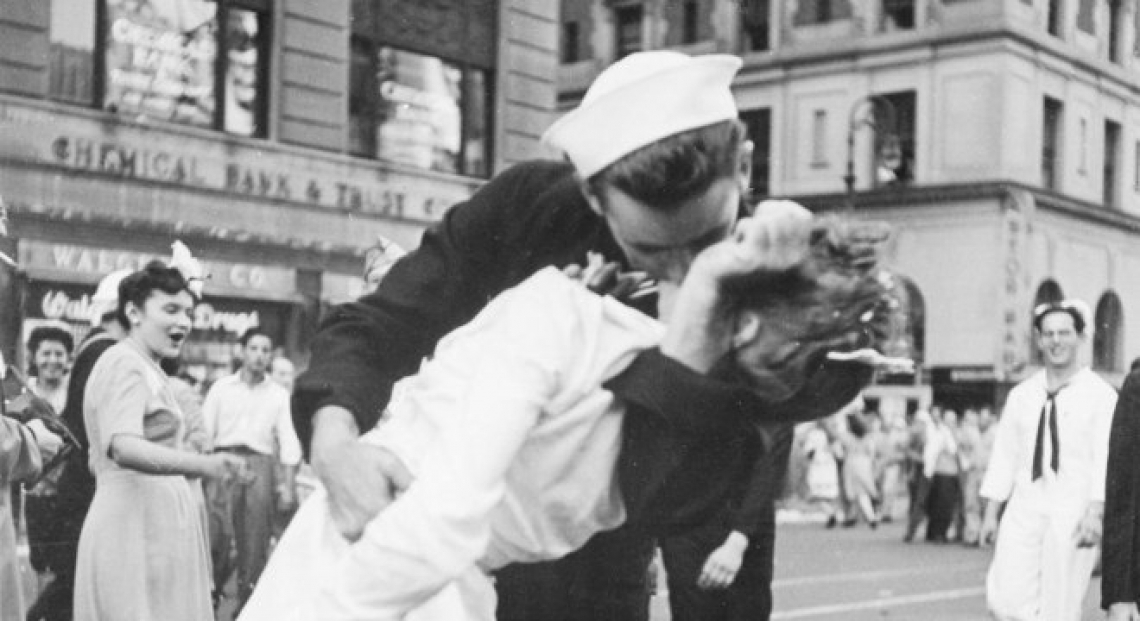 ￼George Mendonsa celebrava o fim da 2ª Guerra quando beijou Greta Friedmann (Foto: Victor Jorgensen / Arquivo Nacional dos EUA)