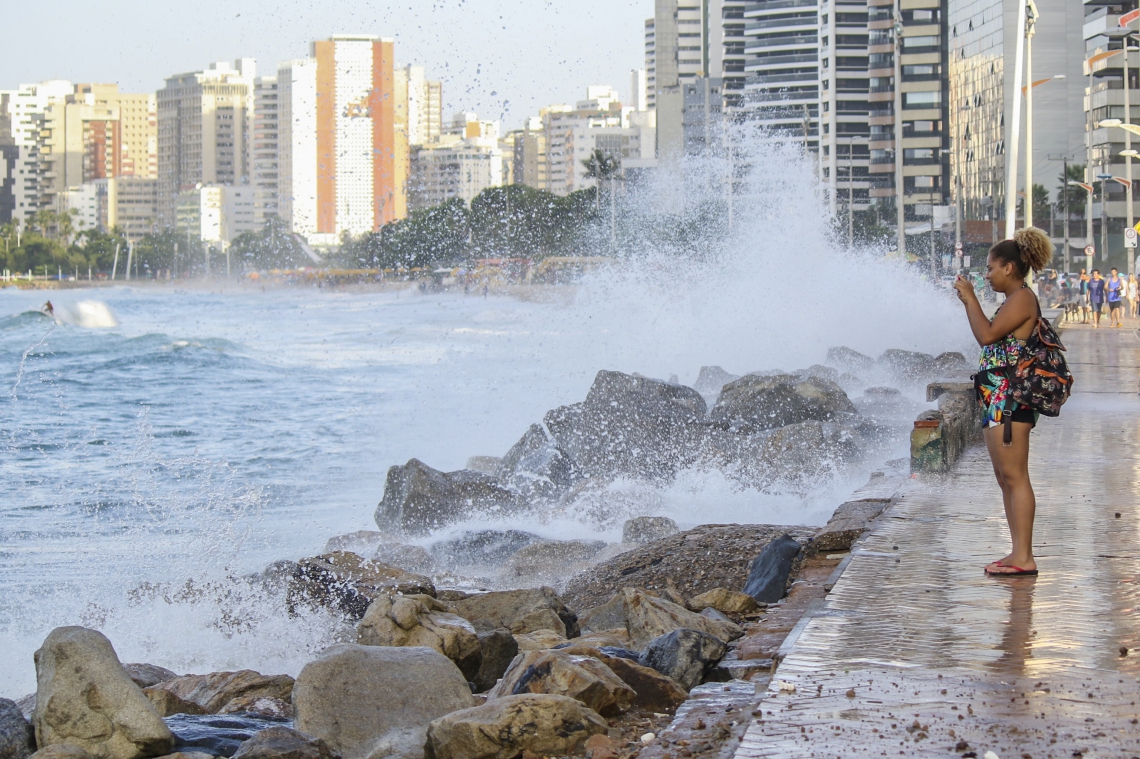 Fortaleza, CE, Brasil, 19-02-2019: Ressaca do mar na Praia de Iracema. (Foto: Mateus Dantas / O Povo)