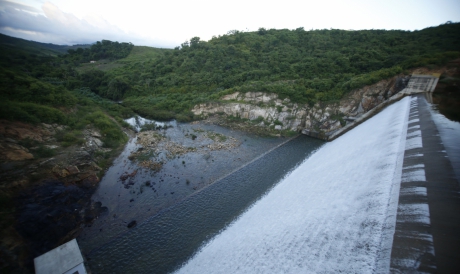 O açude favorece principalmente o abastecimento hídrico dos municípios de Palmácia e Pacoti, na região do Maciço do Baturité.
 