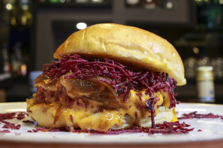 O Hey Joe Food 'n' Bar conta com opções veganas e vegetarianas, além de prom...