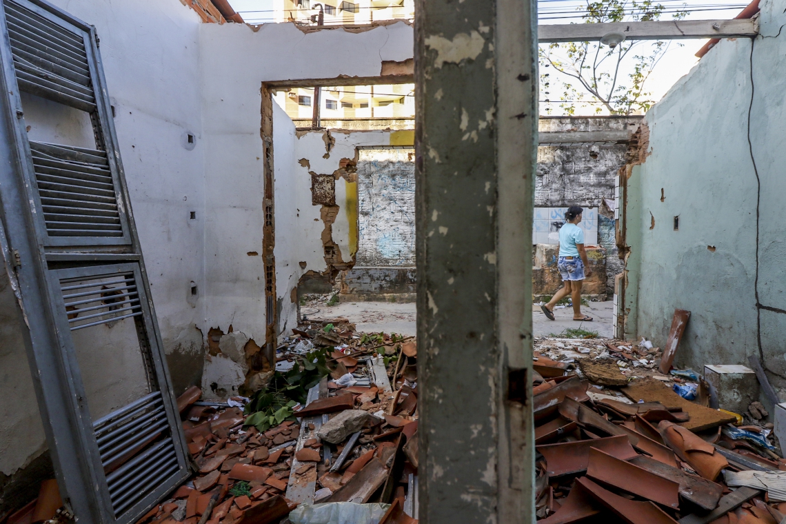 ￼ COMUNIDADE já tem casas demolidas após indenizações para viabilizar binário (Foto: Mateus Dantas)