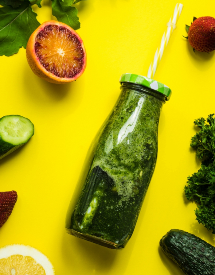Organic and healthy green smoothie with banana, spinach, avocado, citrus fruits and chia seeds in a glass bottles on bright yellow background withcopy space (Foto: Elet1/GettyImages)