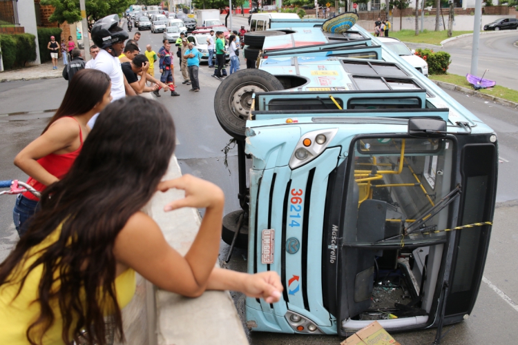 Ônibus da linha 052 vira na Av. Engenheiro Santana Junior.  (Fabio Lima O POVO)