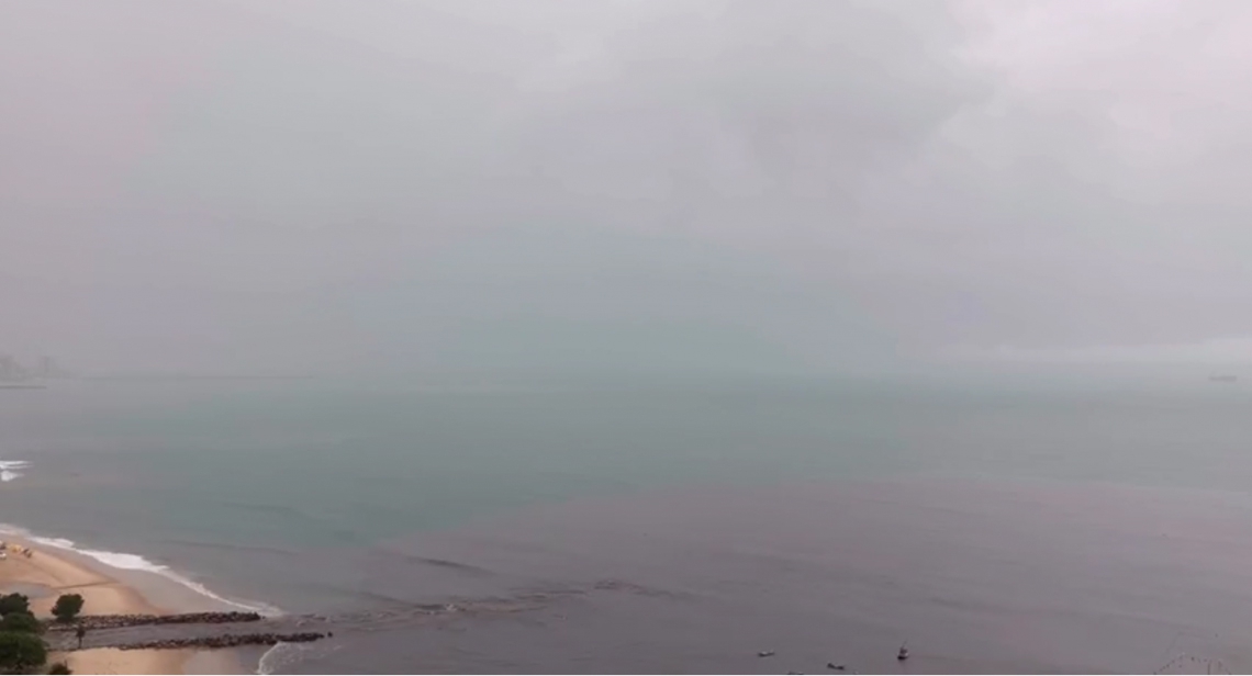 ￼MANCHA escura se espalha pelo mar no ponto de deságue do riacho Maceió
 (Foto: Reprodução/Luciana Otoch)