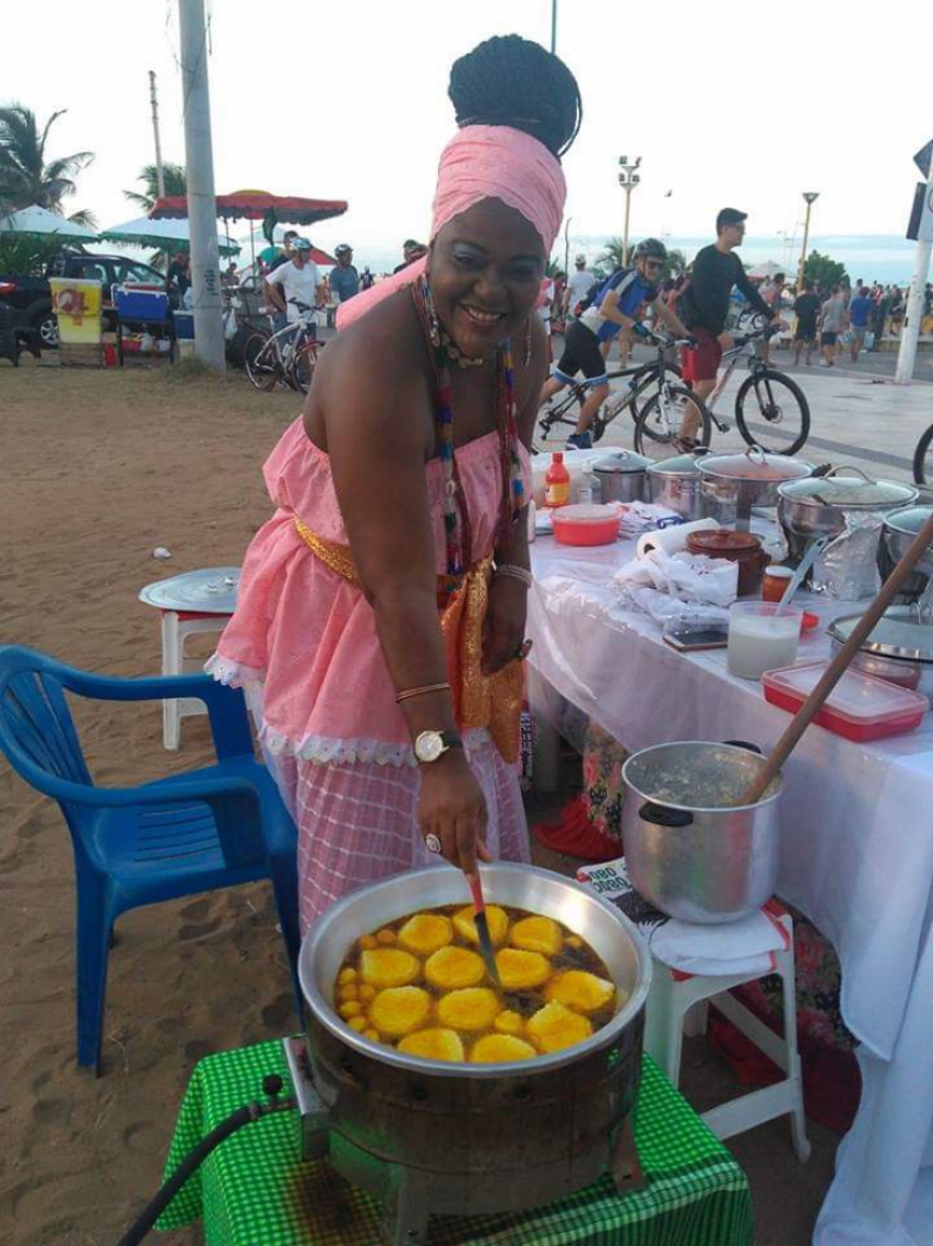 Pérola de Oyá vende seus acarajés todos os dias na Beira Mar 
